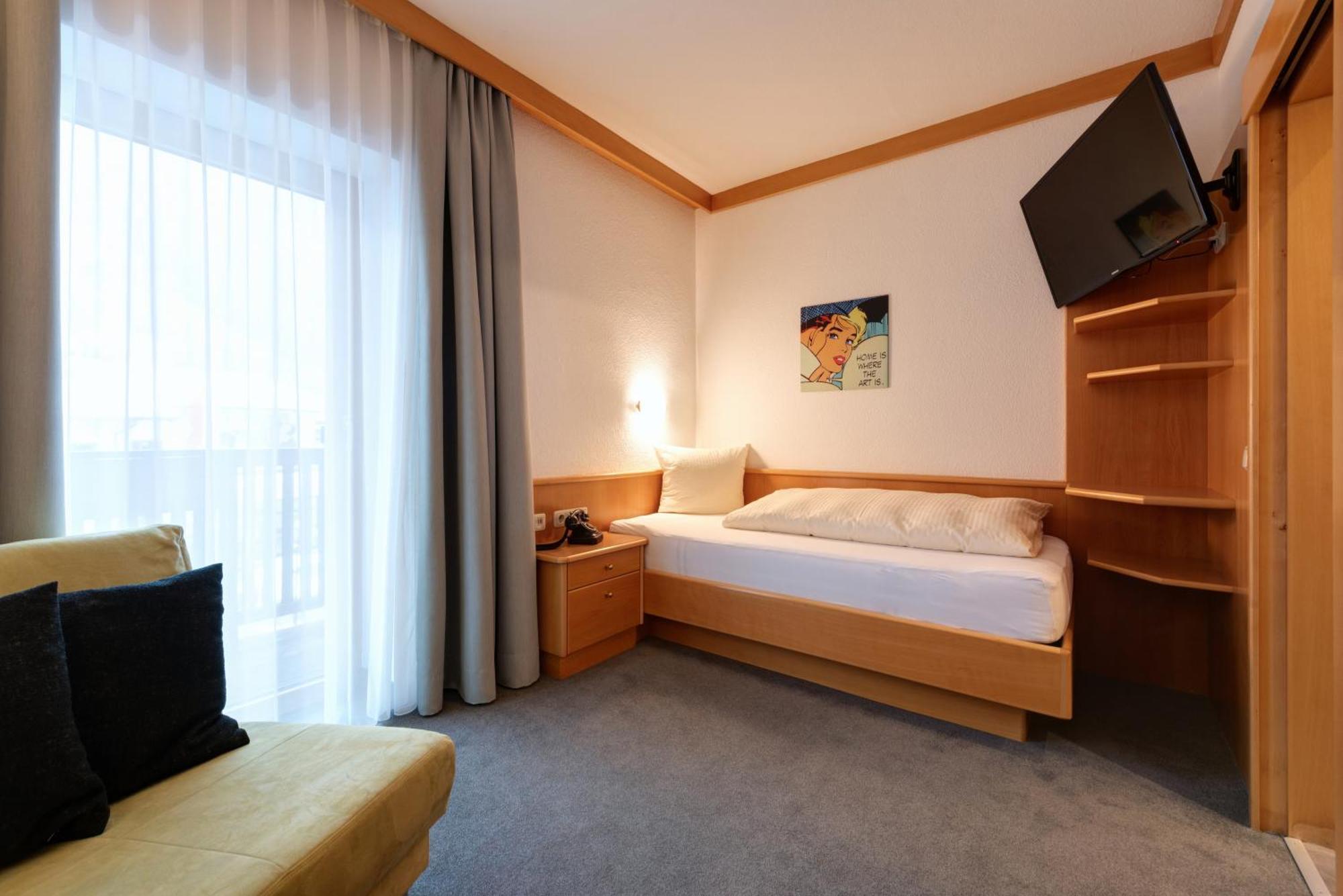 Hotel Pension Kirchplatz Sankt Anton am Arlberg Pokoj fotografie
