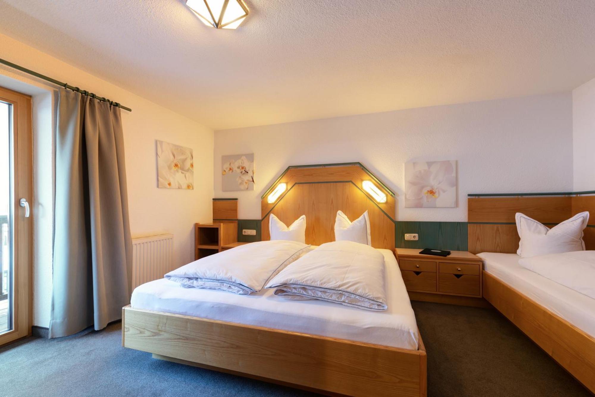Hotel Pension Kirchplatz Sankt Anton am Arlberg Pokoj fotografie