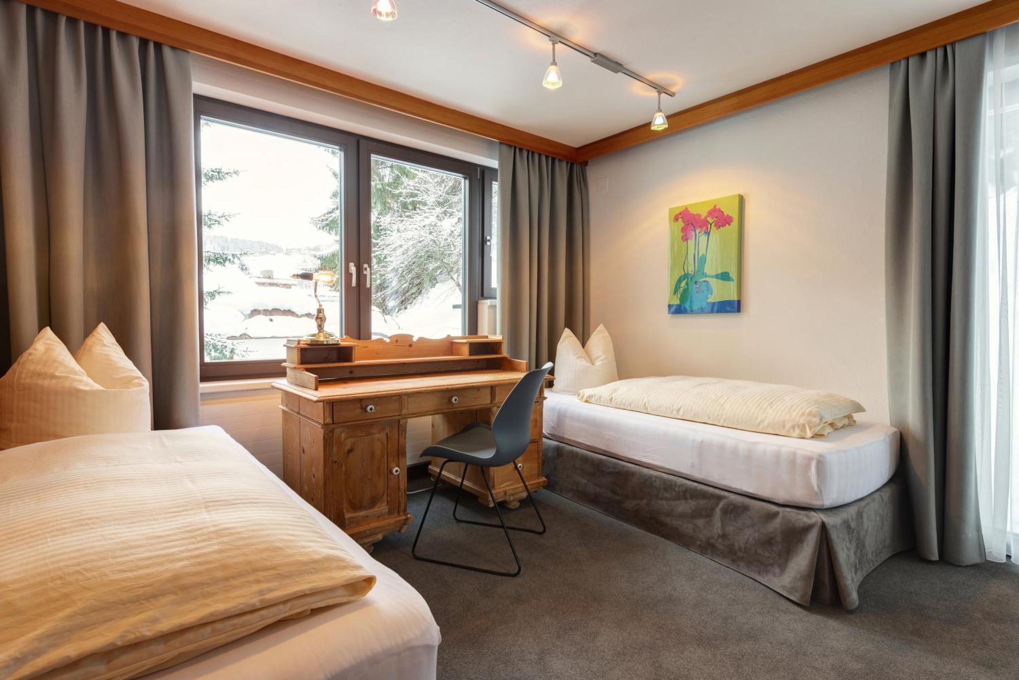 Hotel Pension Kirchplatz Sankt Anton am Arlberg Pokoj fotografie