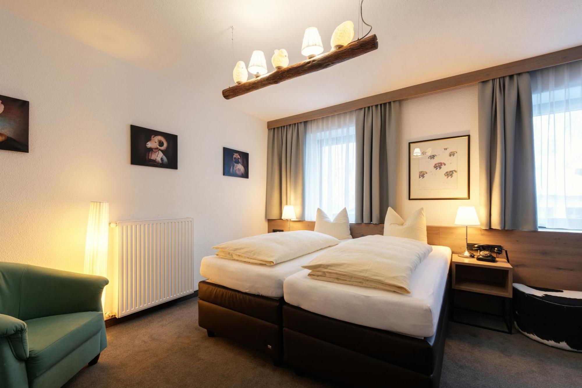 Hotel Pension Kirchplatz Sankt Anton am Arlberg Pokoj fotografie