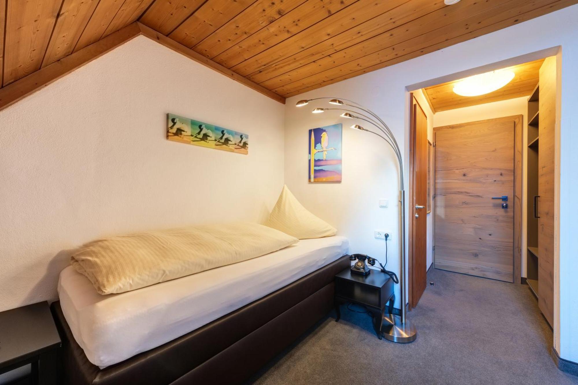 Hotel Pension Kirchplatz Sankt Anton am Arlberg Pokoj fotografie