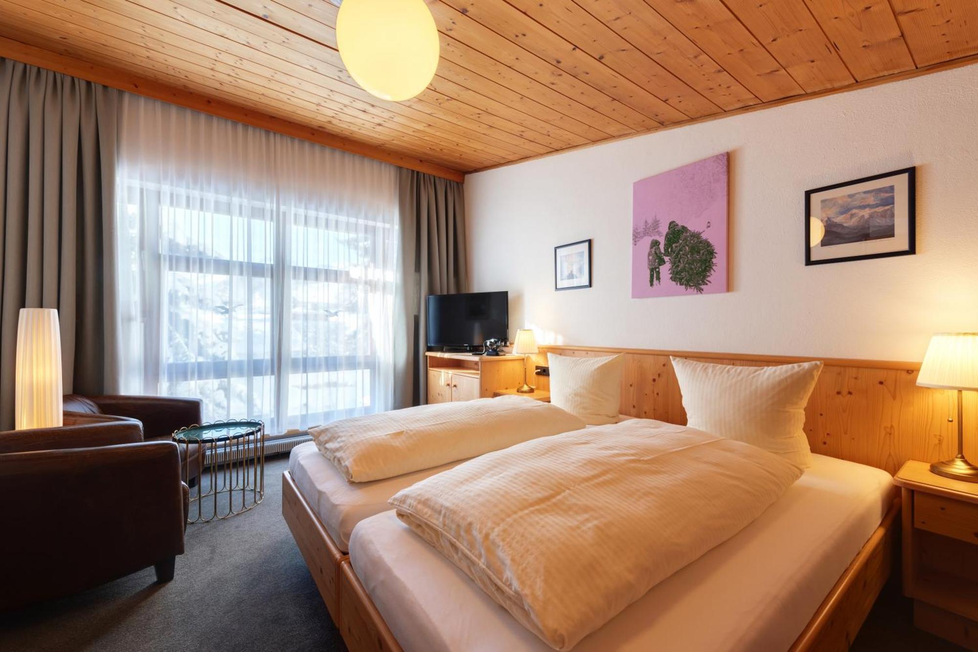 Hotel Pension Kirchplatz Sankt Anton am Arlberg Pokoj fotografie